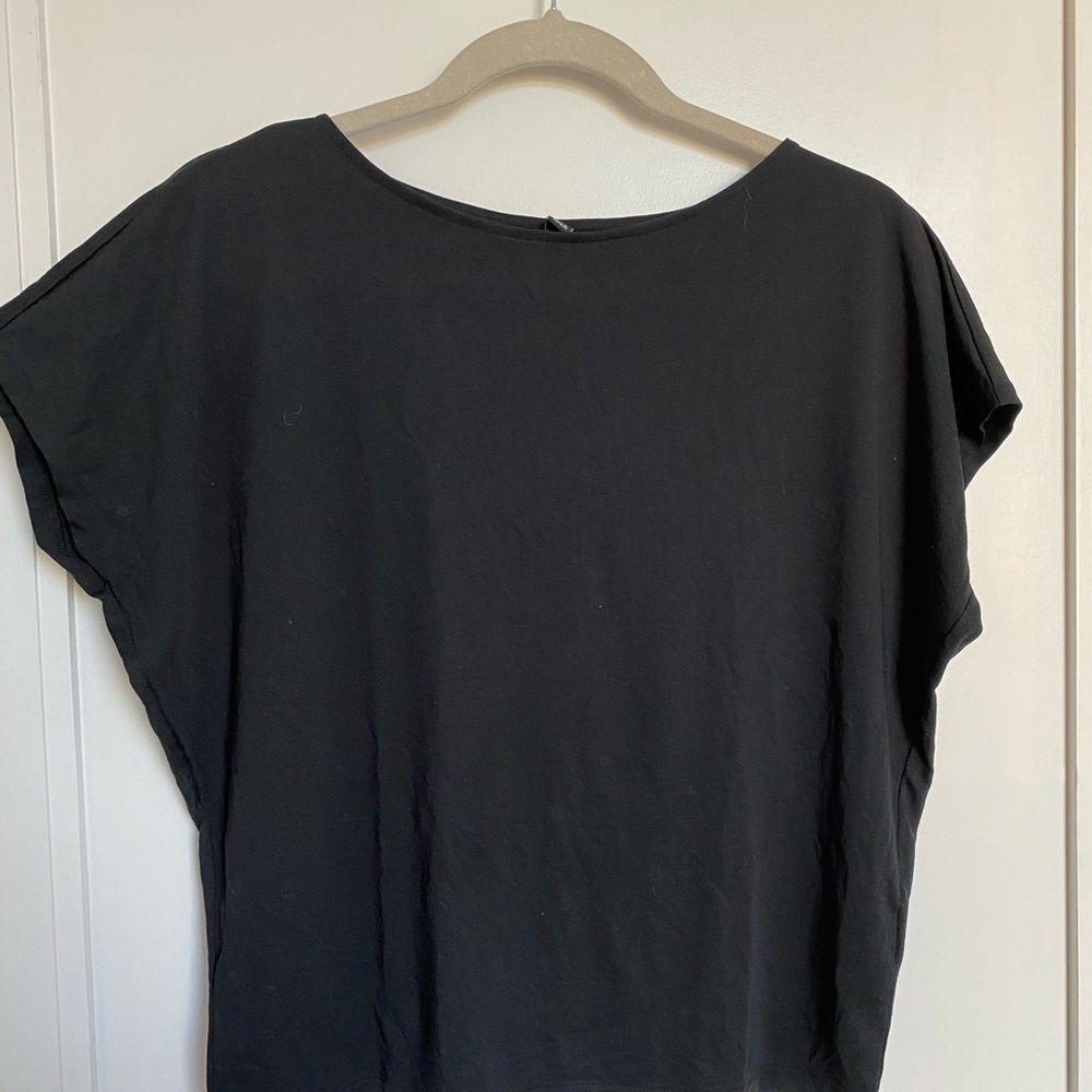 Uniqlo black t-shirt
